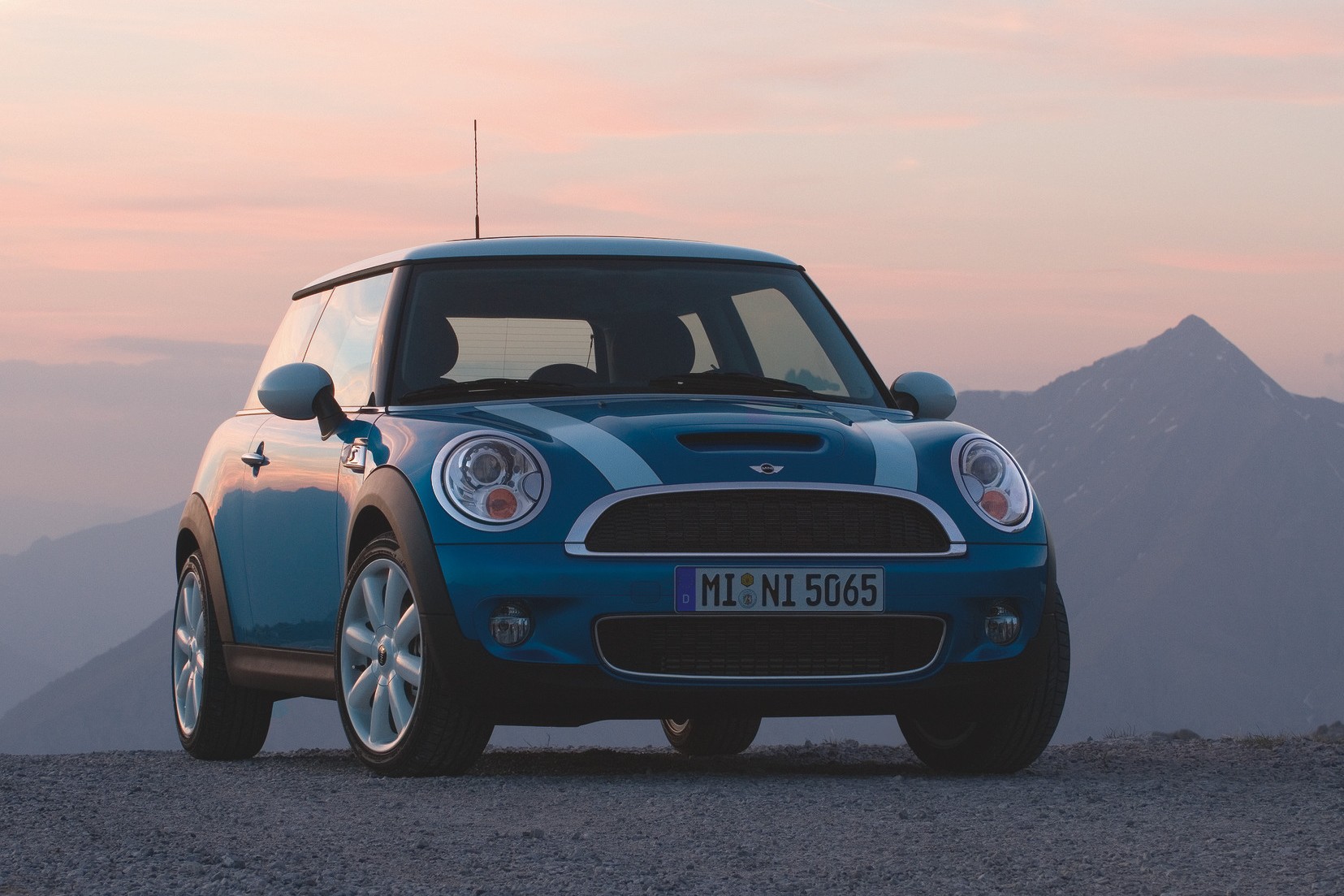 MINI Cooper S parado na rua com paisagem natural, modelo ano 2007, 2006.